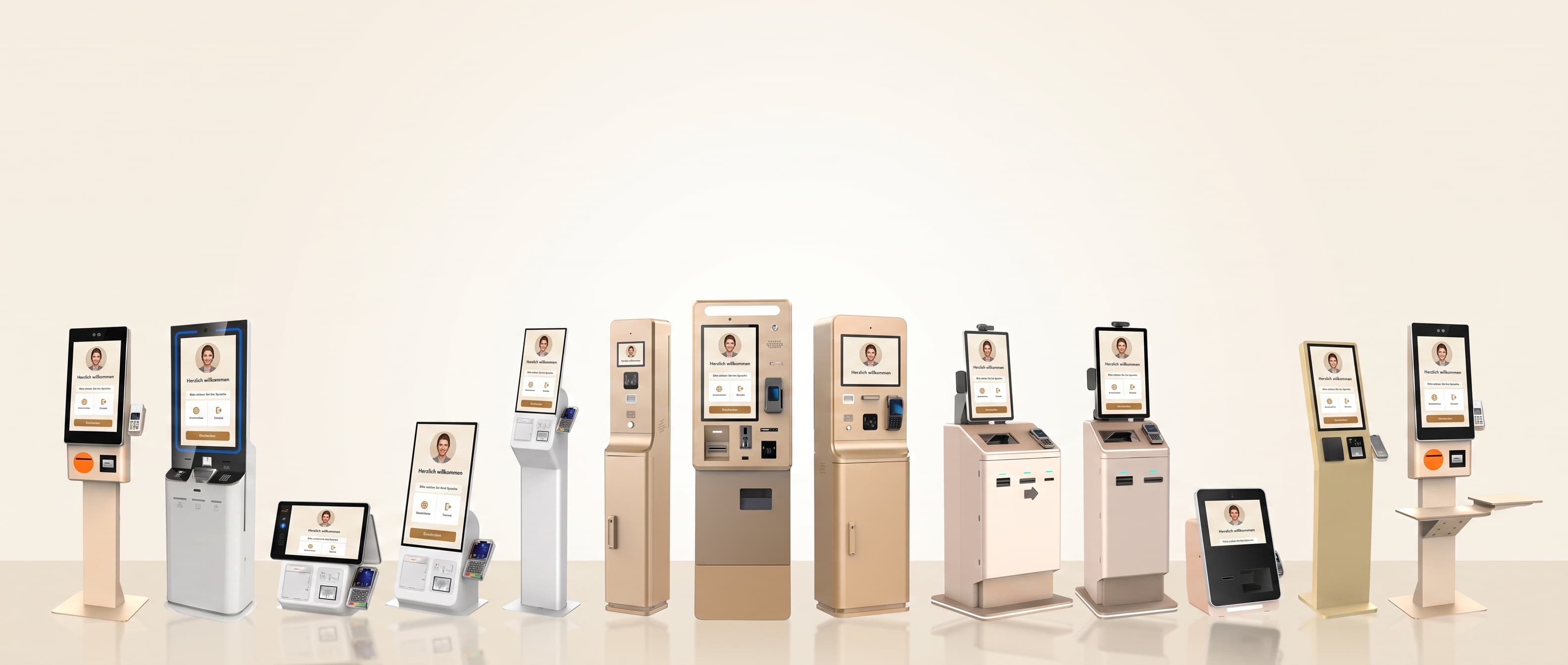 Produktfamilie sprechender Self-Service-Kiosksysteme: Stand-, Wand- und Desktop-Geräte in Weiß und Champagner vor ruhigem, hellem Studio-Hintergrund.
