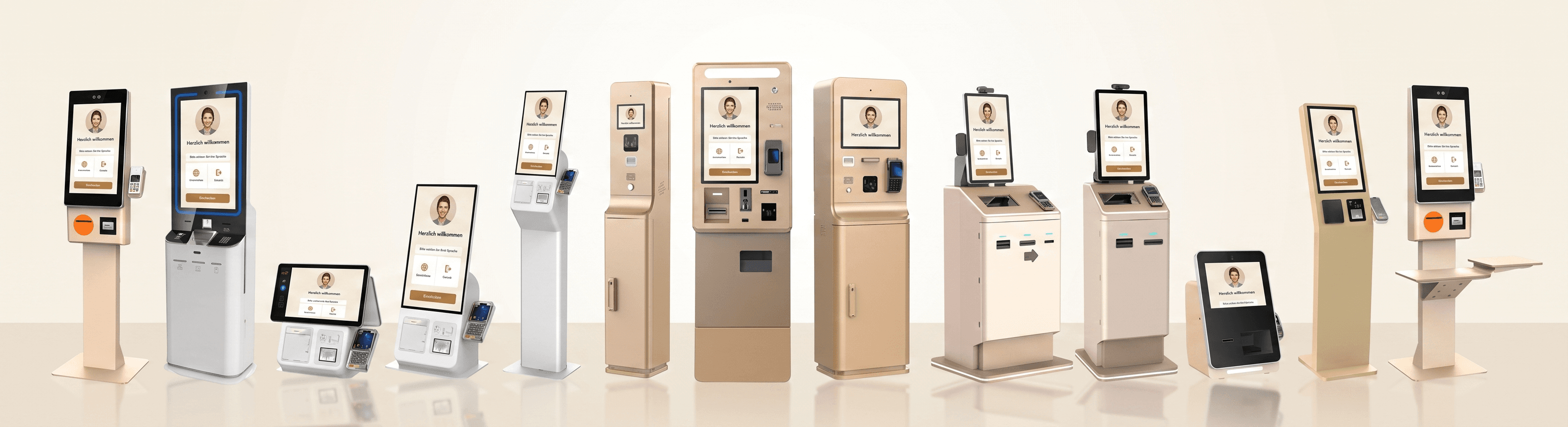 Produktfamilie sprechender Self-Service-Kiosksysteme: Stand-, Wand- und Desktop-Geräte in Weiß und Champagner vor ruhigem, hellem Studio-Hintergrund.